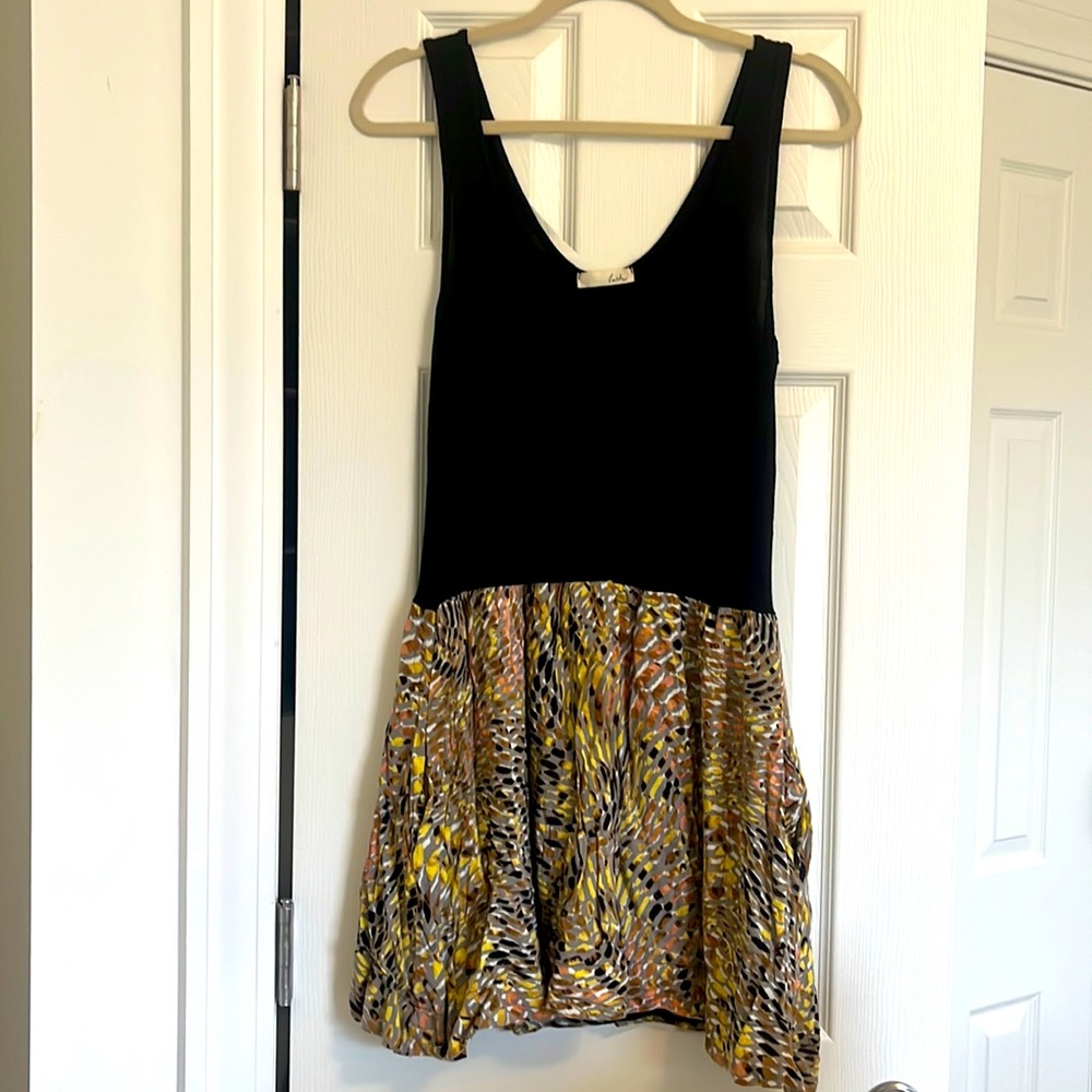 Sleeveless black/printed bottom skirt, lined with pockets at the hips (stretchy)